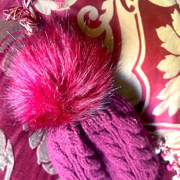 Womems Authentic UGH winter hat - Picture 4 of 4